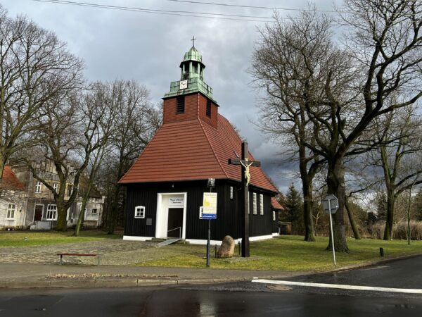Jeden z dwóch w Polsce. Kościół w stylu norweskim na poznańskich Krzesinach