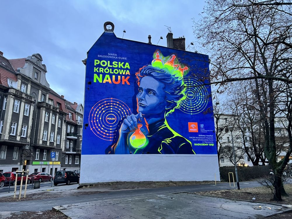 Świecący mural Marii Skłodowskiej-Curie w Poznaniu