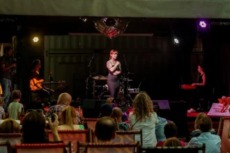 Zdjęcie: Dziewczyna Aferzysty fotografuje / mat. pras/ Materiały prasowe