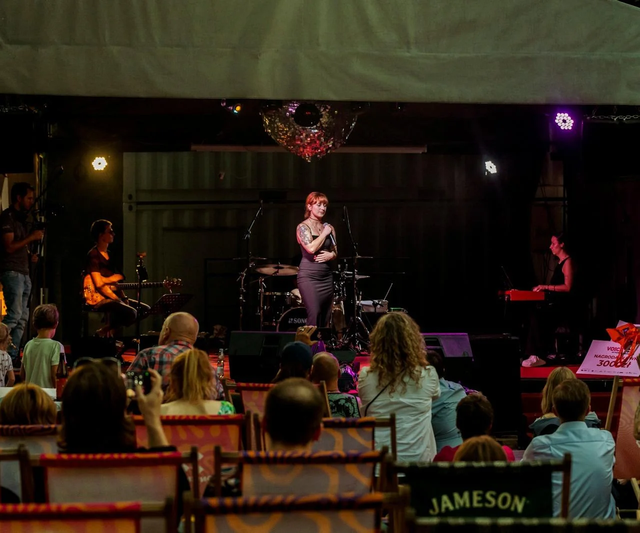 Zdjęcie: Dziewczyna Aferzysty fotografuje / mat. pras/ Materiały prasowe