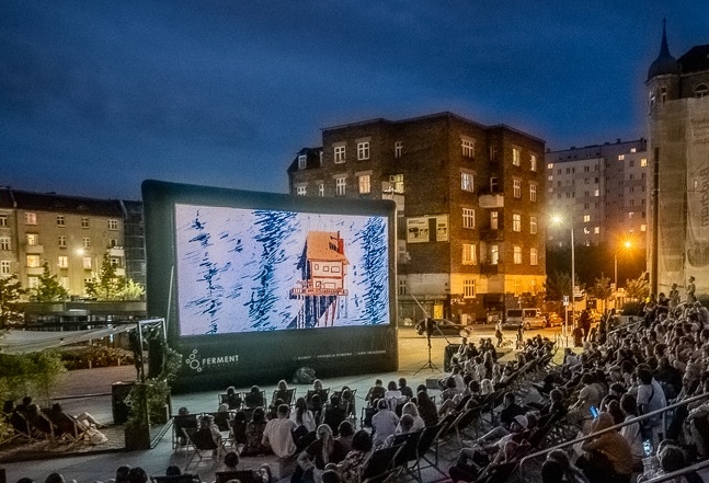 Kino letnie wraca na Rynek Łazarski. Program pokazów 2026